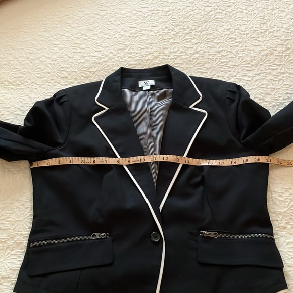 Fabulous black blazer w/white piping and B&W striped lining & fabulous detail. - Picture 12 of 16